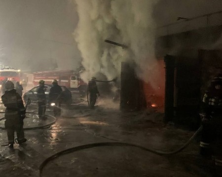 Крупный пожар в автосервисе Московского района ликвидировали ночью