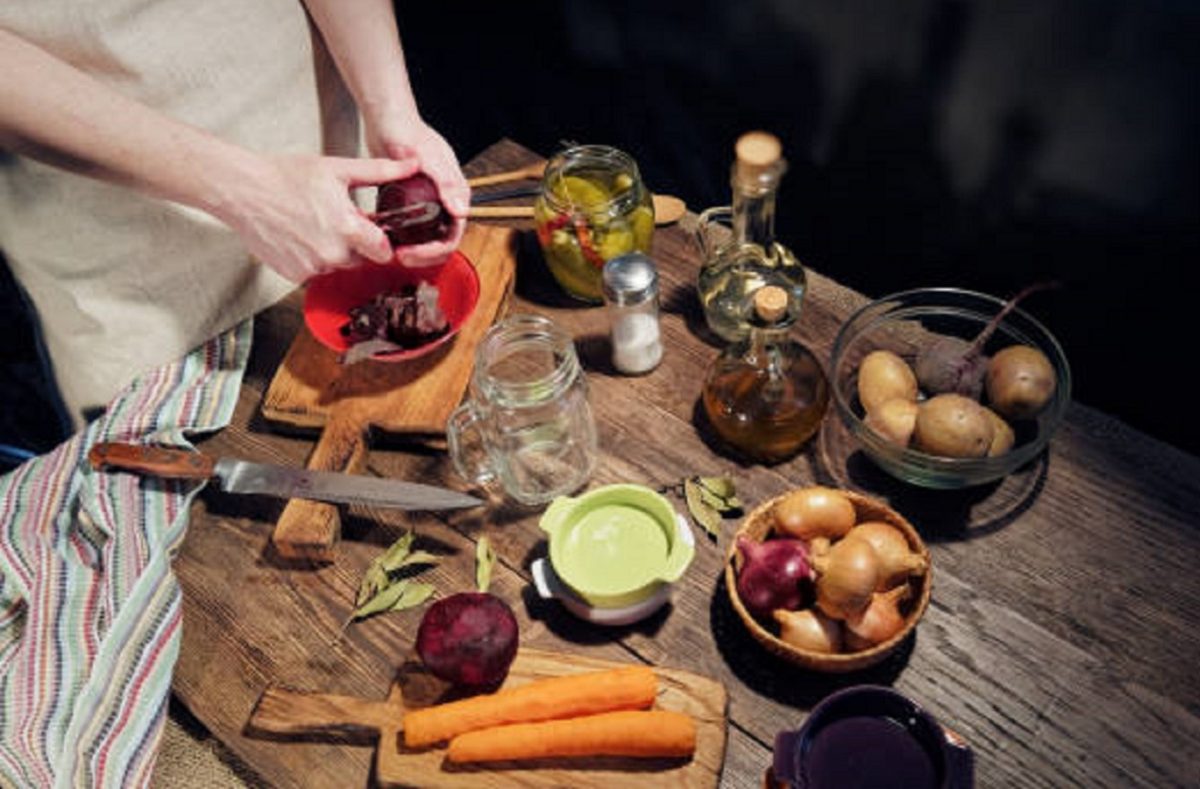 Россияне назвали оливье и селёдку под шубой обязательными блюдами на новогоднем столе