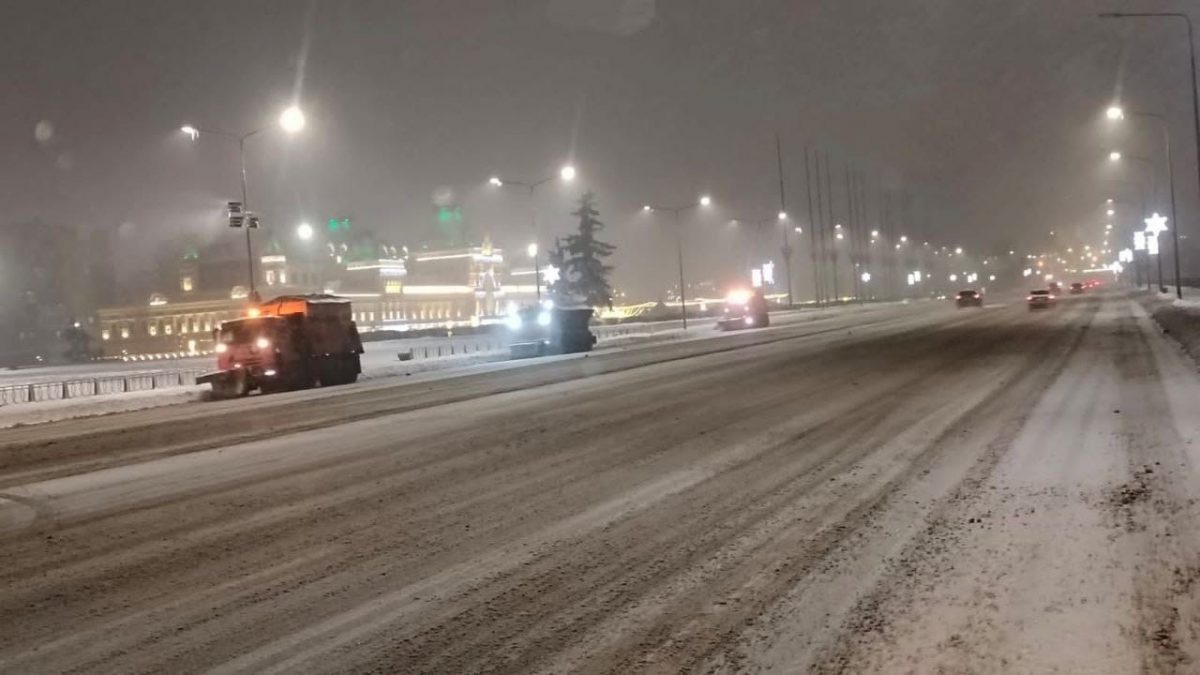 Более 400 дорожных машины боролись с последствиями снегопада ночью в Нижнем Новгороде