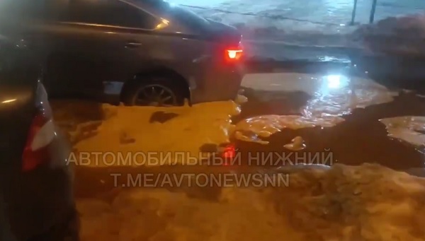 Асфальт провалился под машиной в ЖК «Красная поляна» на Казанском шоссе