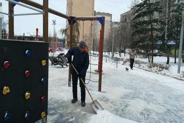 В Нижнем Новгороде борются с последствиями снегопада