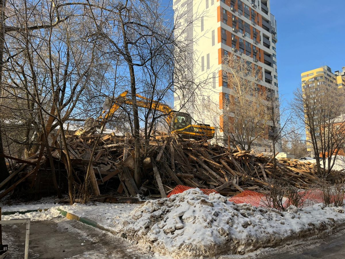 Аварийный деревянный дом сносят на проспекте Гагарина