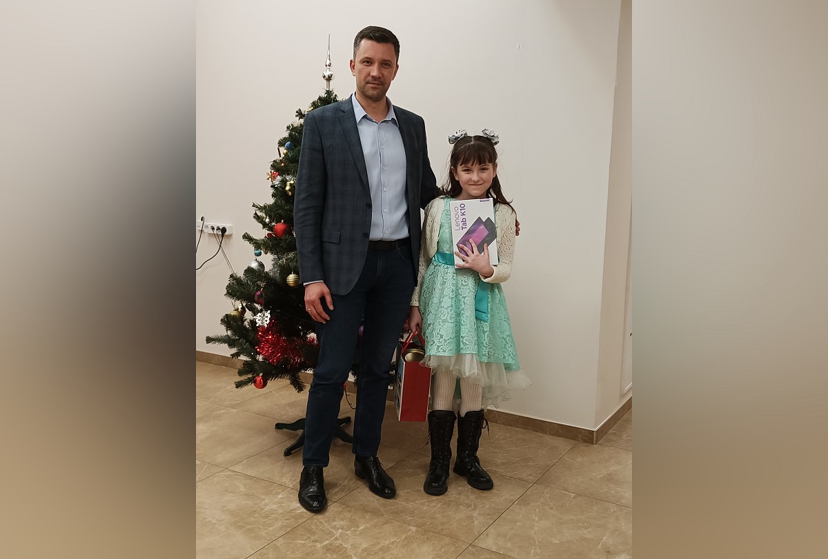 Девятилетняя Соня получила планшет в подарок от министра информтехнологий и связи Александра Синелобова