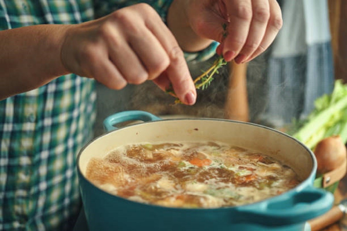 Названы самые опасные супы, которые готовят россияне