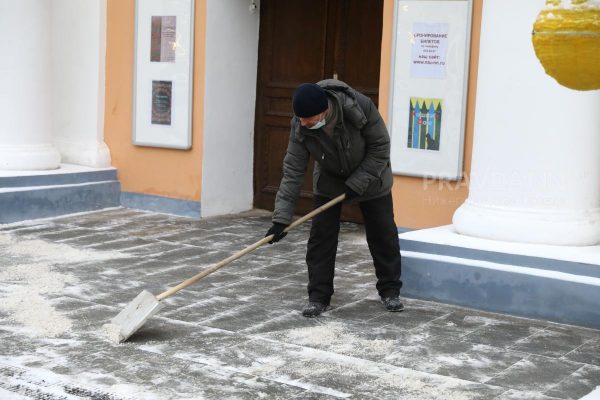 Кто отвечает за уборку дворов и тротуаров от снега и льда: разбираемся с Госжилинспекцией