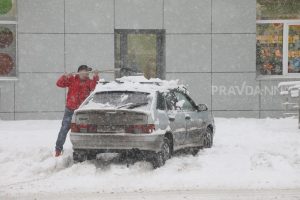 Нижегородцы подрабатывают на откапывании машин от снега перед Новым&nbsp;годом