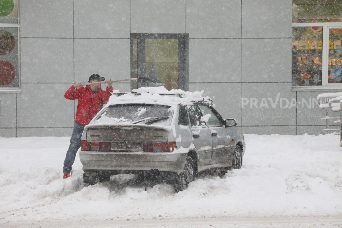 Нижегородцы подрабатывают на откапывании машин от снега перед Новым годом