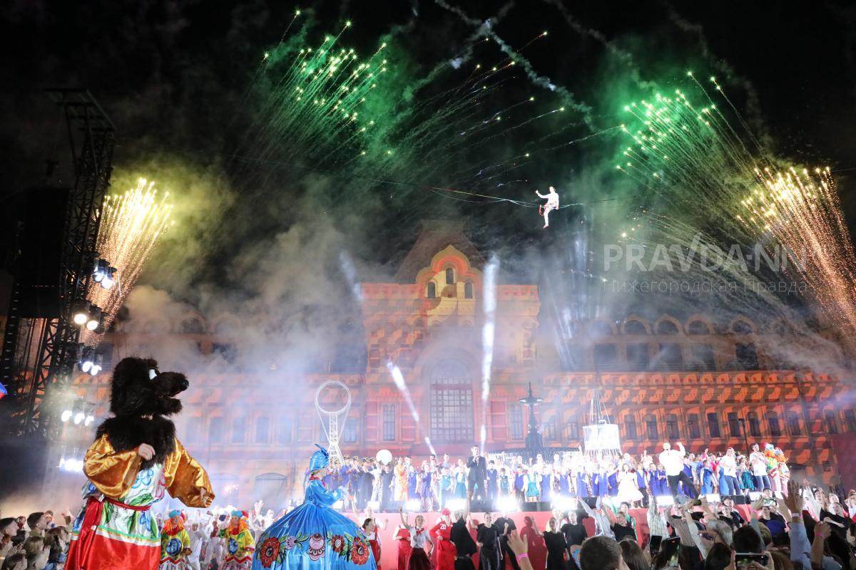 Гостям грандиозного праздника на Ярмарочной площади показали иммерсивное шоу Ильи Авербуха, а завершился вечер красочным салютом