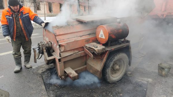 Дороги Нижнего Новгорода начали ремонтировать в «зимнем варианте» из-за последствий непогоды