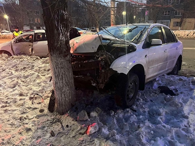 Водитель иномарки пострадал после столкновения с деревом в Новокуйбышевске