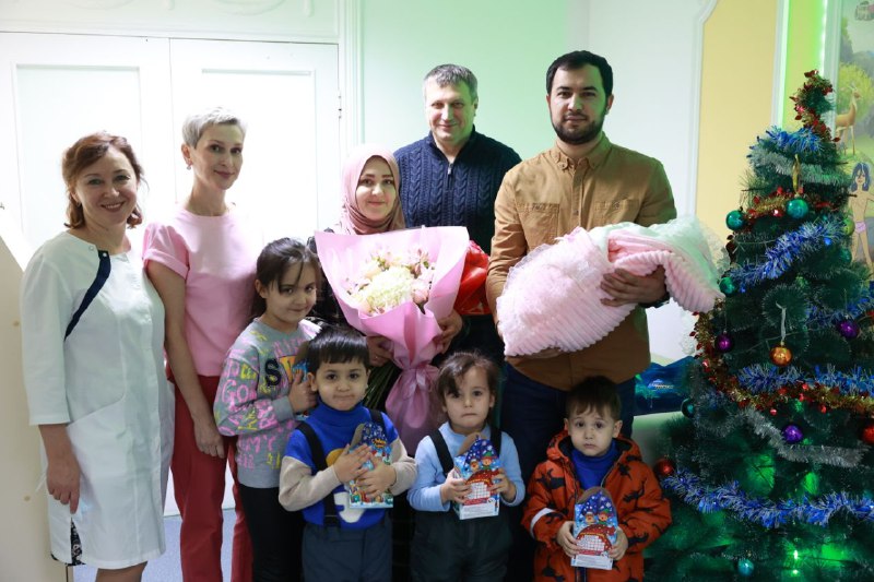 Иван Носков поздравил семью первого ребенка, родившегося в Дзержинске в 2023 году