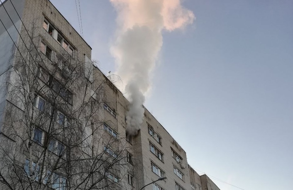 Пожарные спасли двух детей из горящей квартиры в доме на улице Усилова