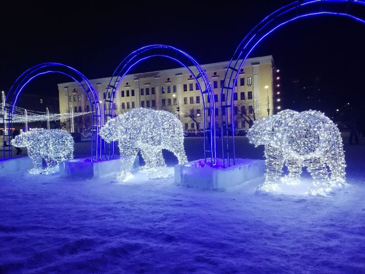 Киров не очень ярко украшен к Новому году, исключение - центральная Театральная площадь