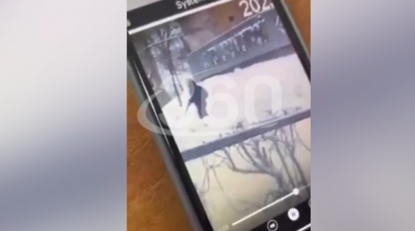 Видеонаблюдение зафиксировало вооруженного мужчину возле школы Железногорска