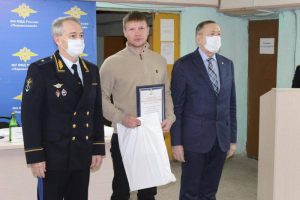 Полицейские наградили жителя Перевоза за помощь в задержании преступника
