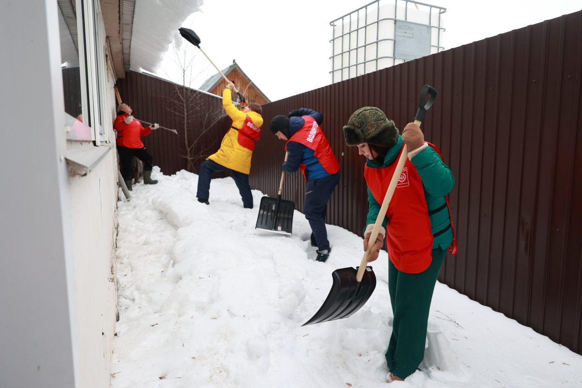 Молодежная администрация Дзержинска помогает жителям поселков с уборкой снега