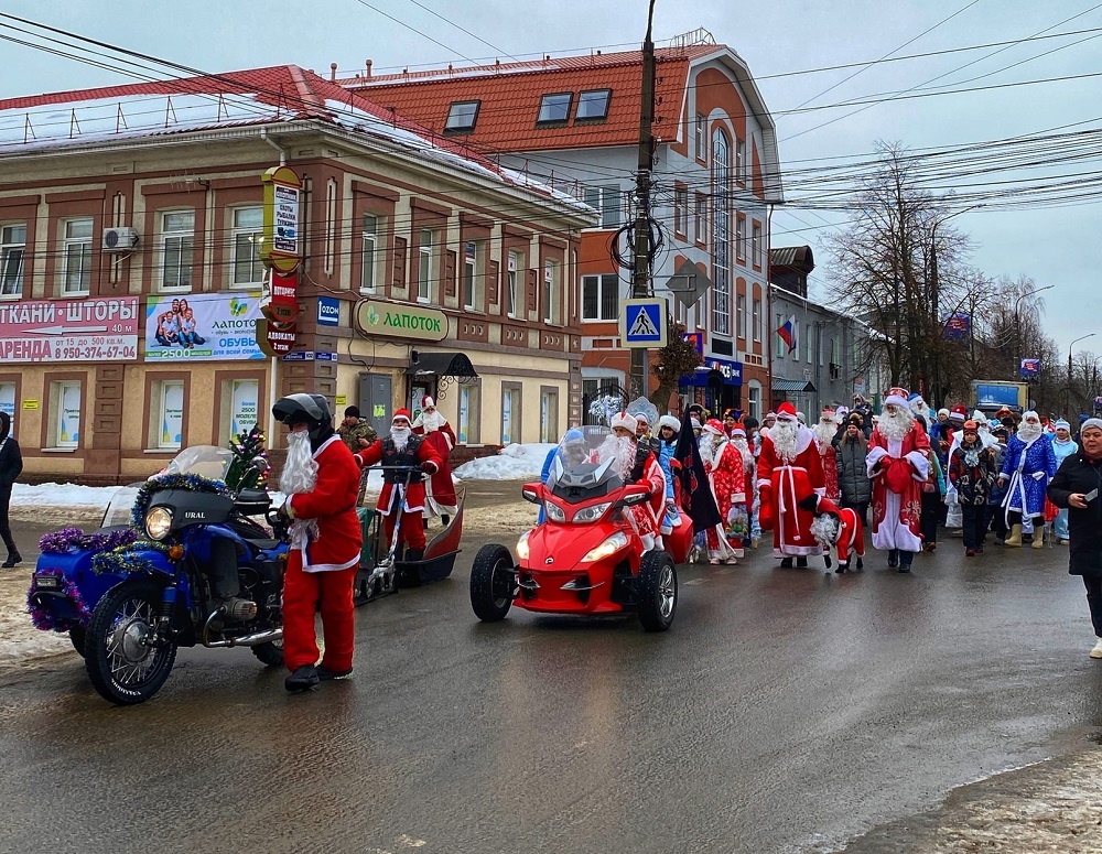 Фестиваль Дедов Морозов и Снегурочек прошел на Бору