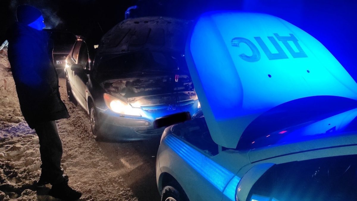 Полицейские помогли нижегородцу со сломавшейся машиной на трассе
