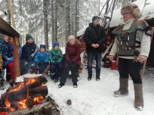 В чуме гостей ждет потомственный охотник-оленевод, который и сам родился в чуме