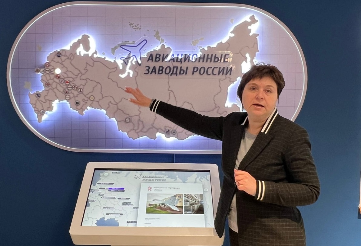 Директор музея Ирина Захарова рассказывает об авиационных заводах России
