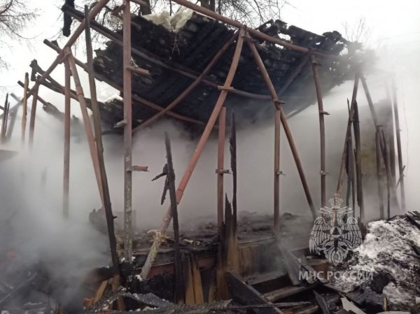 Пожар из-за гирлянды произошел в гараже в Ковернинском округе