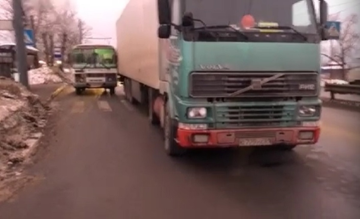 Грузовик сбил пешехода и столкнулся с автобусом на Московском шоссе в Нижнем Новгороде