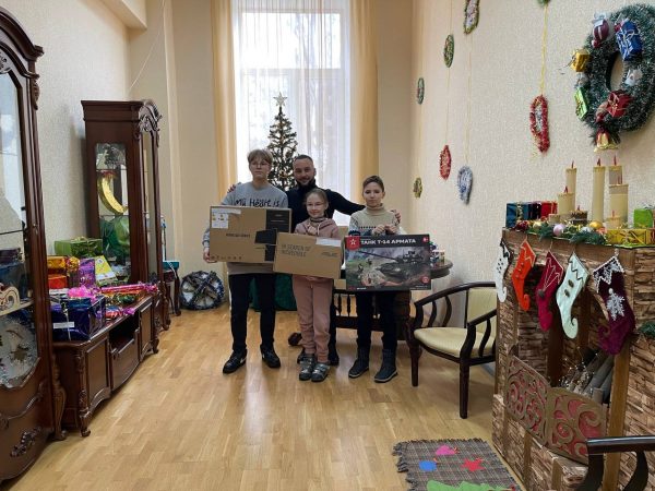 Дети из Харцызска получили подарки от Егора Полякова и Юлии Алешиной