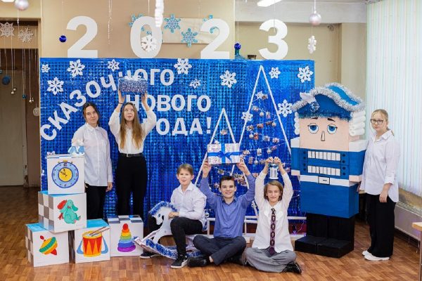 62 фотозоны «По страницам сказки» оформили в школах и детсадах Ленинского района 