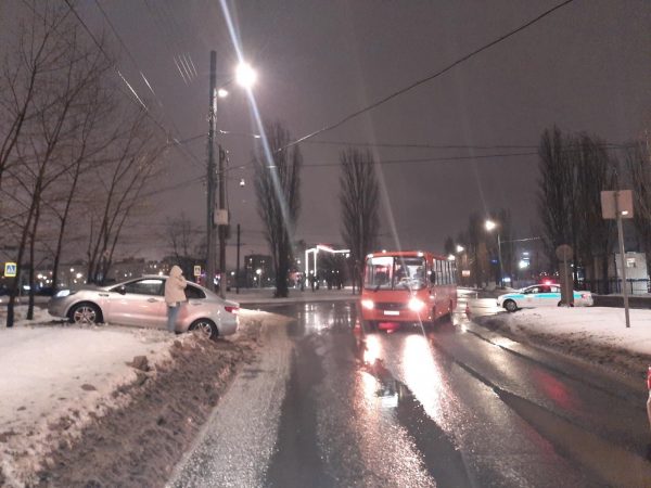 В Канавинском районе Нижнего Новгорода иномарка врезалась в маршрутку