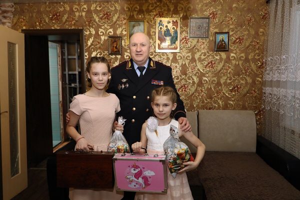 Нижегородский генерал-лейтенант полиции исполнил мечты двух девочек в рамках «Елки желаний»