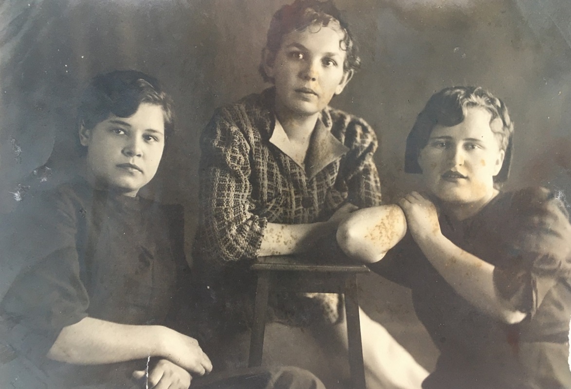 Июнь 1941г, окончание педучилища. Евгения Ильина - слева