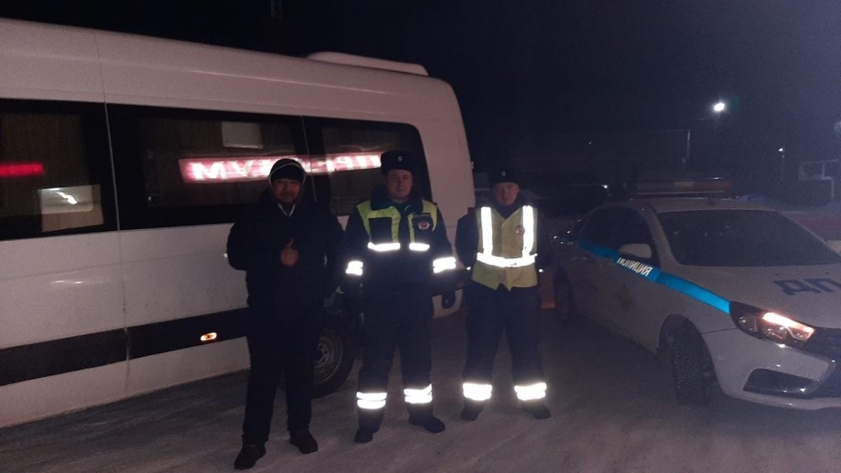 Полицейские эвакуировали 19 замерзающих пассажиров из сломанного автобуса в Навашинском районе