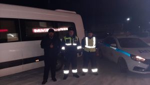 Полицейские эвакуировали 19 замерзающих пассажиров из сломанного автобуса в Навашинском районе