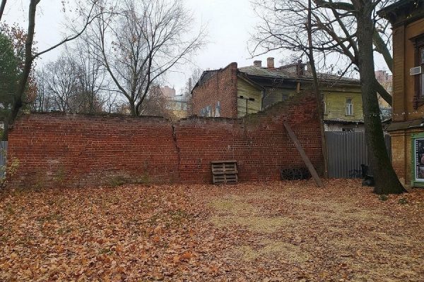 Брандмауэрную кирпичную стену между историческими усадьбами восстановят в квартале Трех Святителей