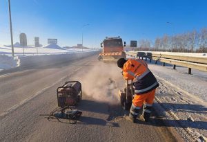 Дорожное полотно в Нижнем Новгороде ремонтируют холодным асфальтом&nbsp;