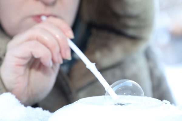Нижегородцы повторили опыт с мыльным пузырём, замерзающим на морозе
