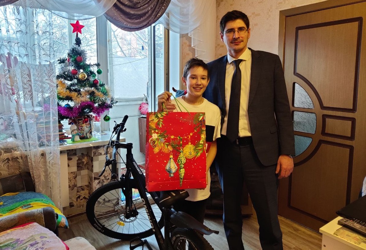 Андрей Саносян исполнил мечту юного героя о велосипеде
