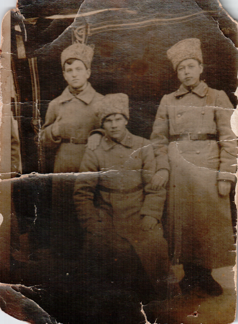 Михаил Белов (слева) в форме красноармейца в годы Гражданской войны, на обороте снимка подпись: «Посылаю на память дорогой многоуважаемой супруге Нине Ивановне»