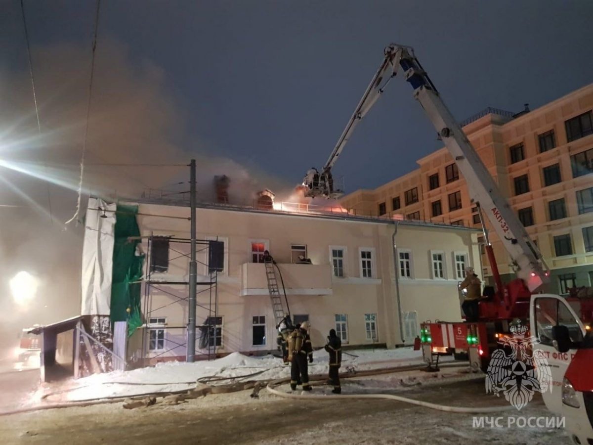 Спасатель пострадал при ликвидации пожара в ОКН на улице Ильинской