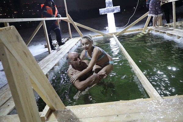 В Нижнем Новгороде прошли крещенские купания