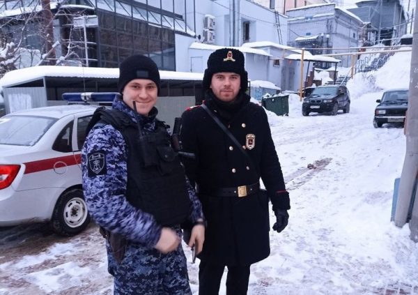 Городовой помог полицейским разрешить конфликт между гостями в ресторане на улице Рождественской