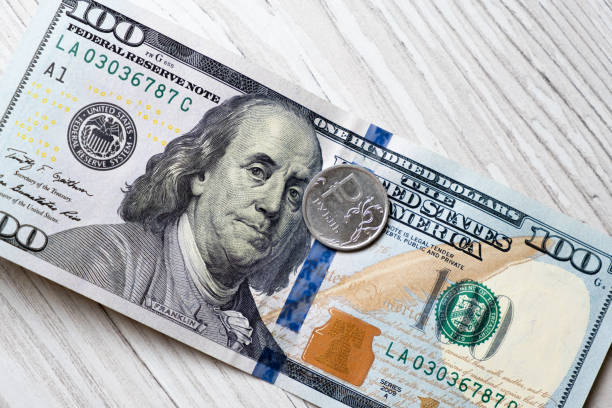 «Активно реагирует на риторику»: экономист объяснил падение курса доллара