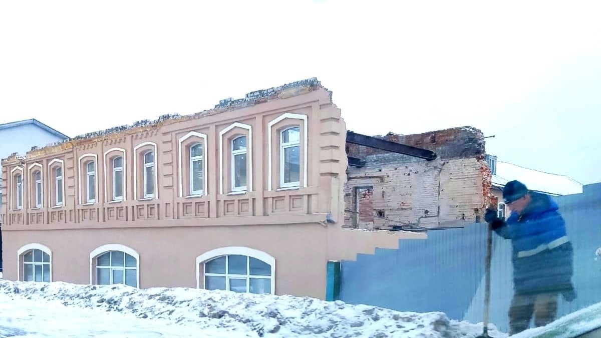 На Стрелке началась реконструкция исторического здания