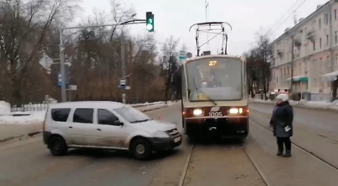 Водитель отечественного автомобиля сбил выходившую из трамвая девушку на улице Белинского