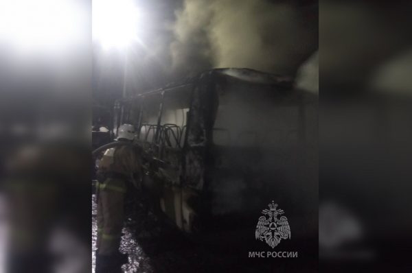 Междугородний автобус полностью сгорел в Чкаловском районе