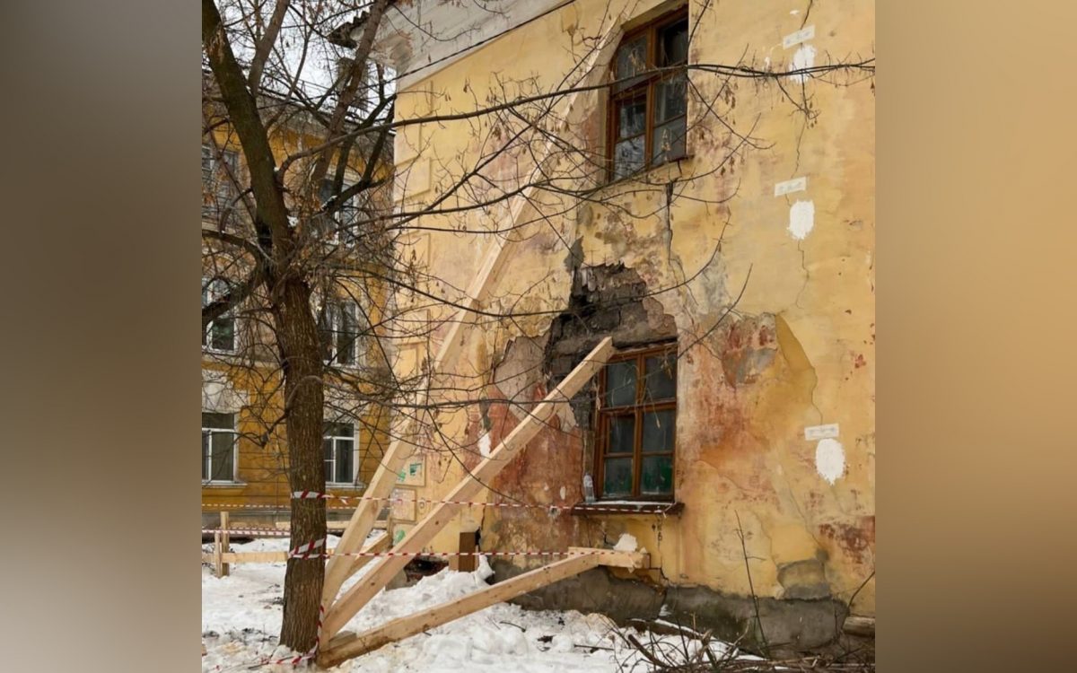 Режим повышенной готовности ввели из-за обрушений в аварийном доме на улице Сутырина