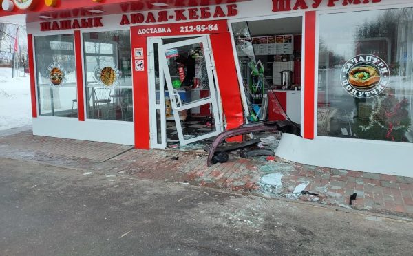 Нижегородский водитель въехал в ларек с шаурмой и скрылся с места ДТП, оставив автомобильный номер