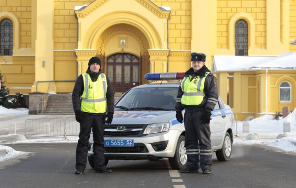 Нижегородские полицейские помогли девушке починить сломавшийся на дороге автомобиль