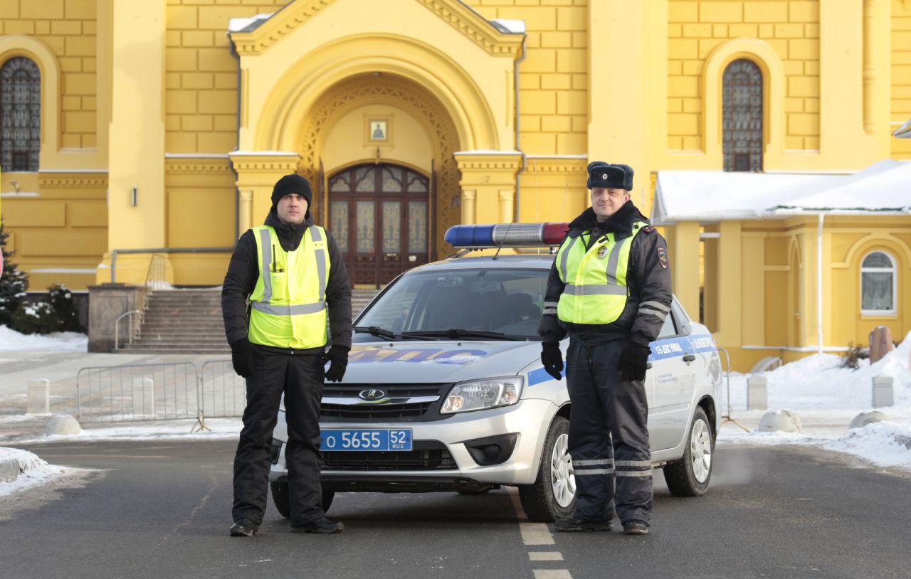 Сотрудники полиции помогли нижегородке починить автомобиль, который  сломался из-за морозов в Нижнем Новгороде 11 января 2023 года |  Нижегородская правда