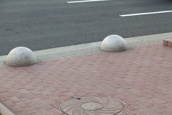 В России предложили убрать с дорог бетонные заграждения в виде полусферы
